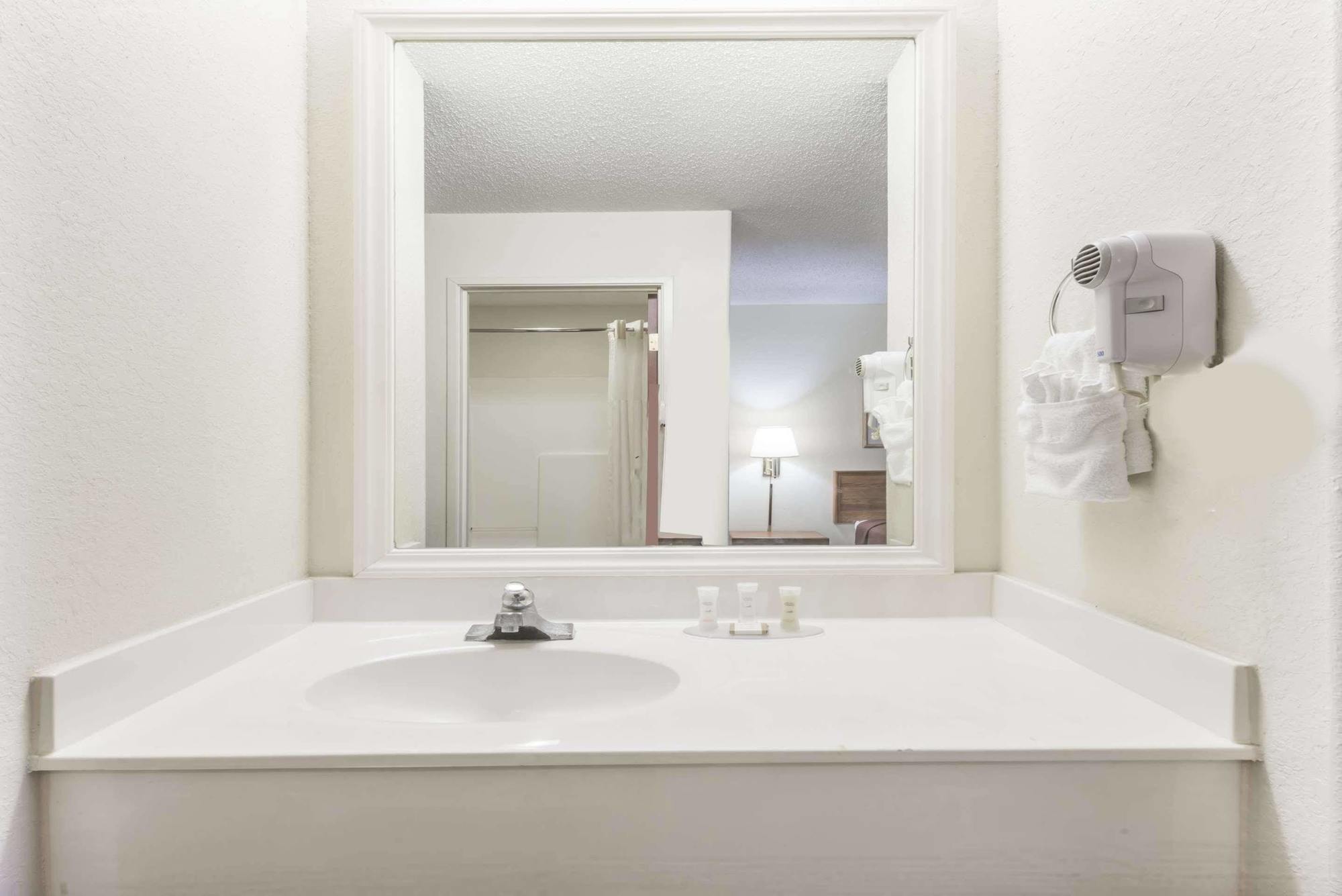 Howard Johnson By Wyndham Iowa La Εξωτερικό φωτογραφία